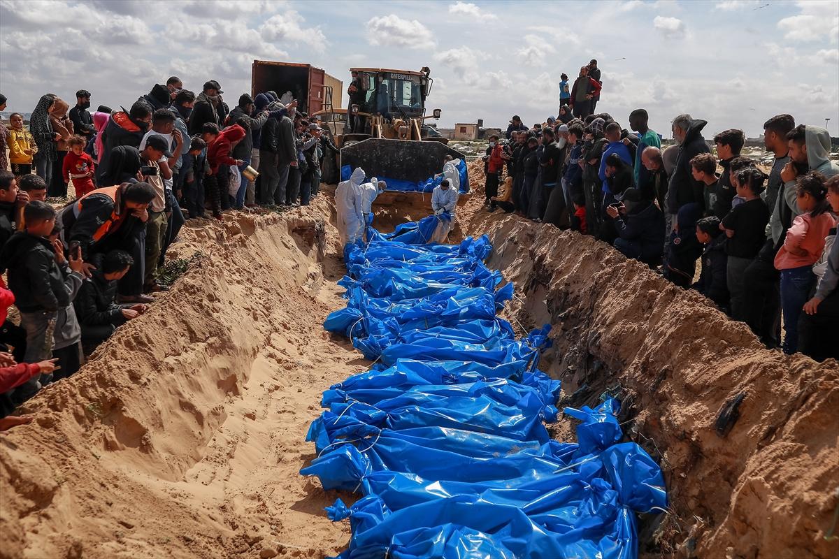 İsrail'in katlettiği 47 Filistinlinin cenazesi toplu mezara defnedildi