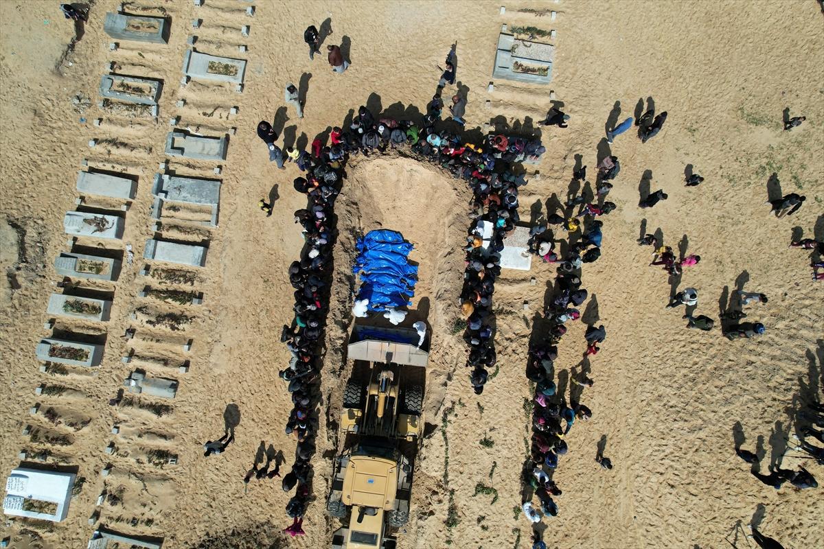 İsrail'in katlettiği 47 Filistinlinin cenazesi toplu mezara defnedildi