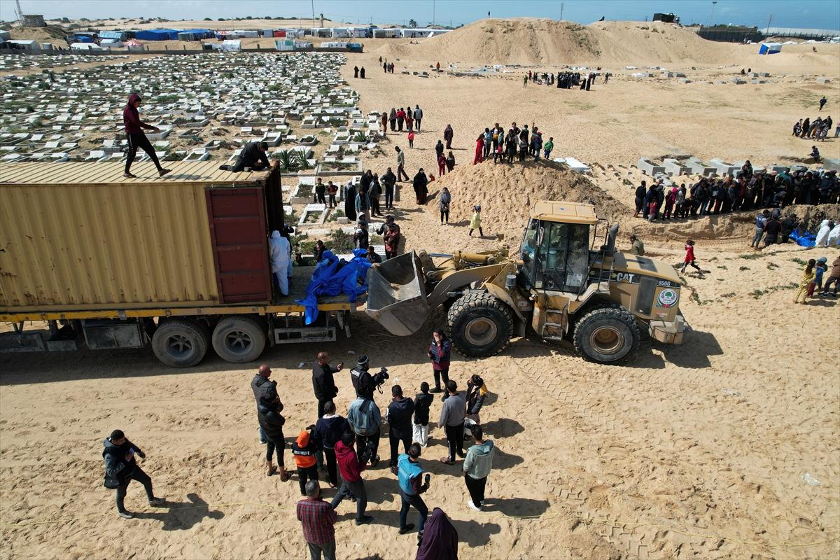 İsrail'in katlettiği 47 Filistinlinin cenazesi toplu mezara defnedildi