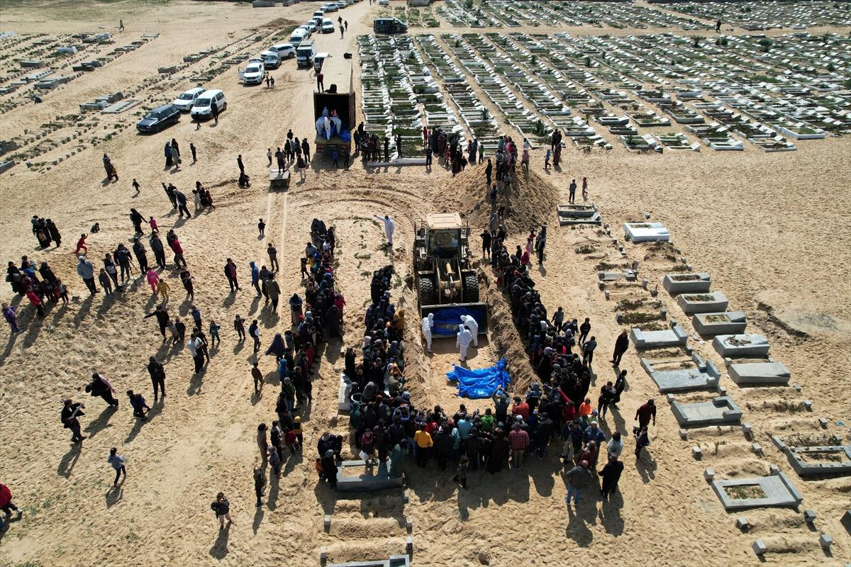 İsrail'in katlettiği 47 Filistinlinin cenazesi toplu mezara defnedildi