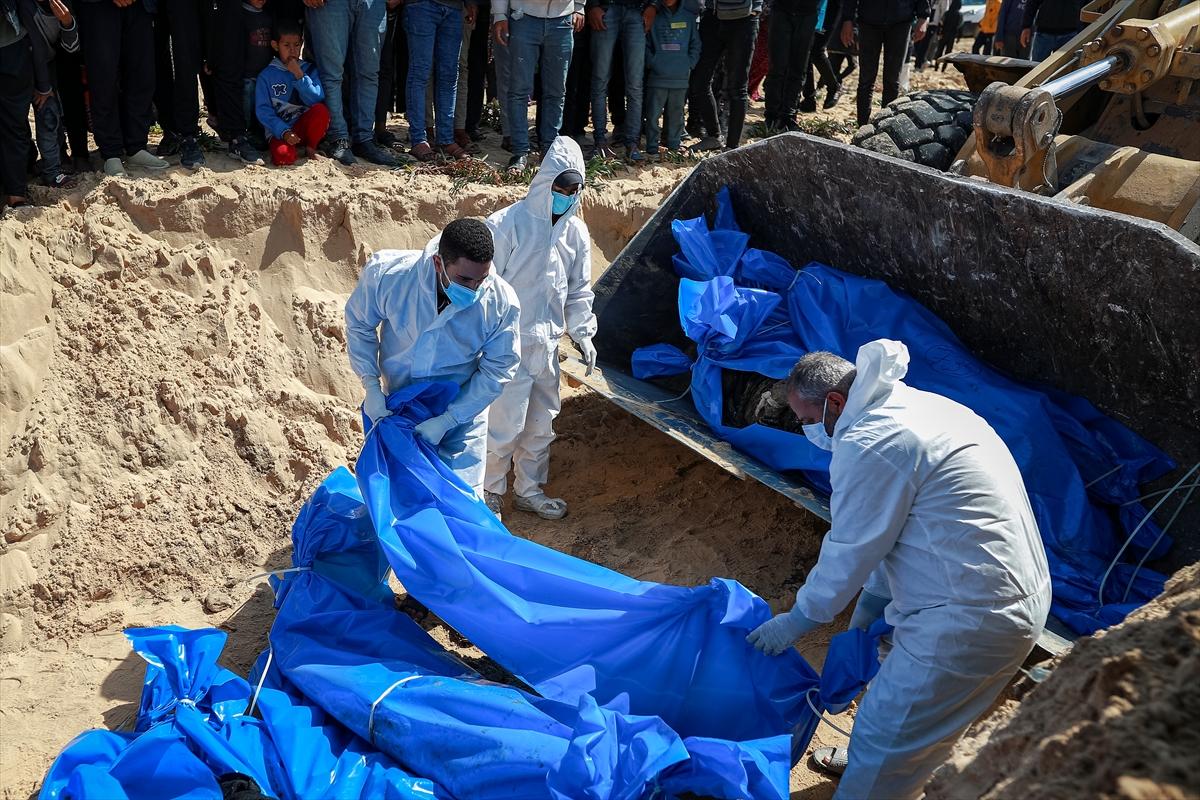 İsrail'in katlettiği 47 Filistinlinin cenazesi toplu mezara defnedildi