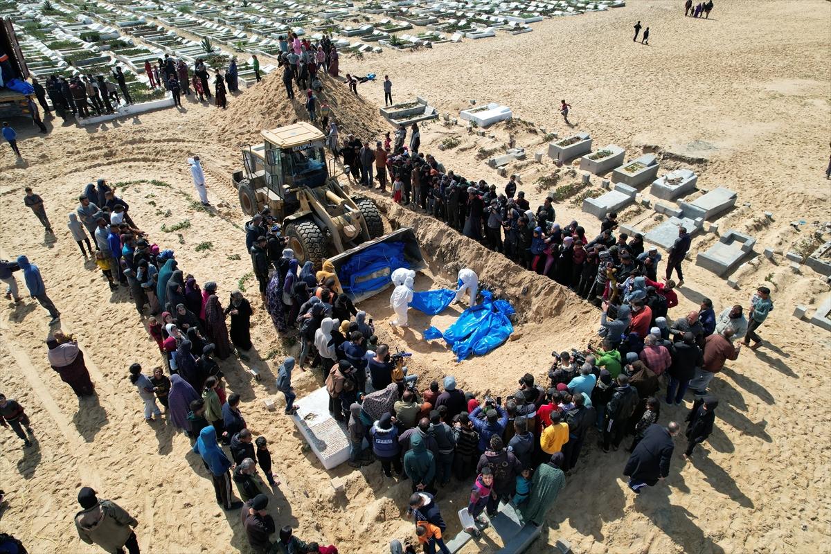 İsrail'in katlettiği 47 Filistinlinin cenazesi toplu mezara defnedildi