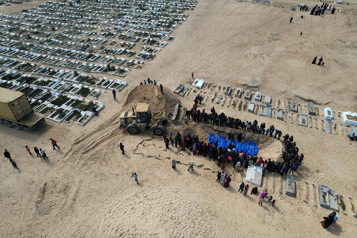 İsrail'in katlettiği 47 Filistinlinin cenazesi toplu mezara defnedildi