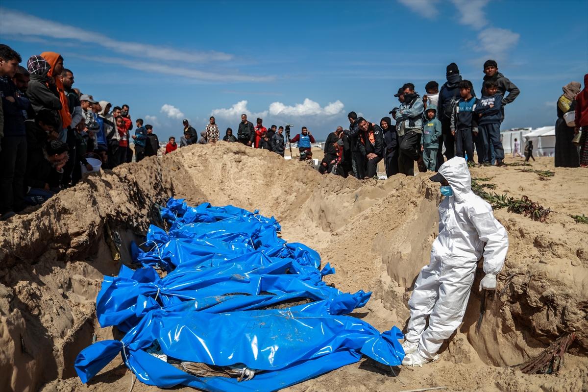İsrail'in katlettiği 47 Filistinlinin cenazesi toplu mezara defnedildi