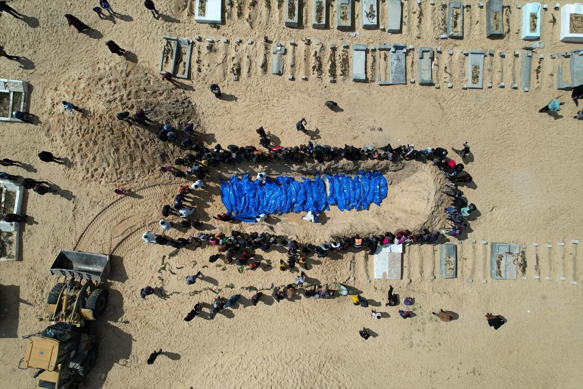 İsrail'in katlettiği 47 Filistinlinin cenazesi toplu mezara defnedildi