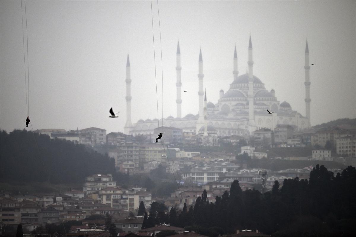 Kadın jandarmaların İstanbul Boğazı'nda 8 Mart gösterisi