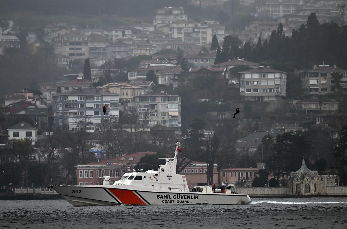 Kadın jandarmaların İstanbul Boğazı'nda 8 Mart gösterisi