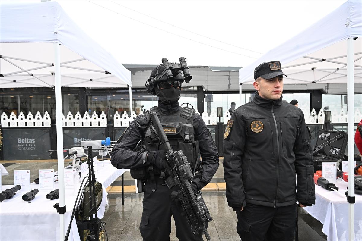 Kadın jandarmaların İstanbul Boğazı'nda 8 Mart gösterisi