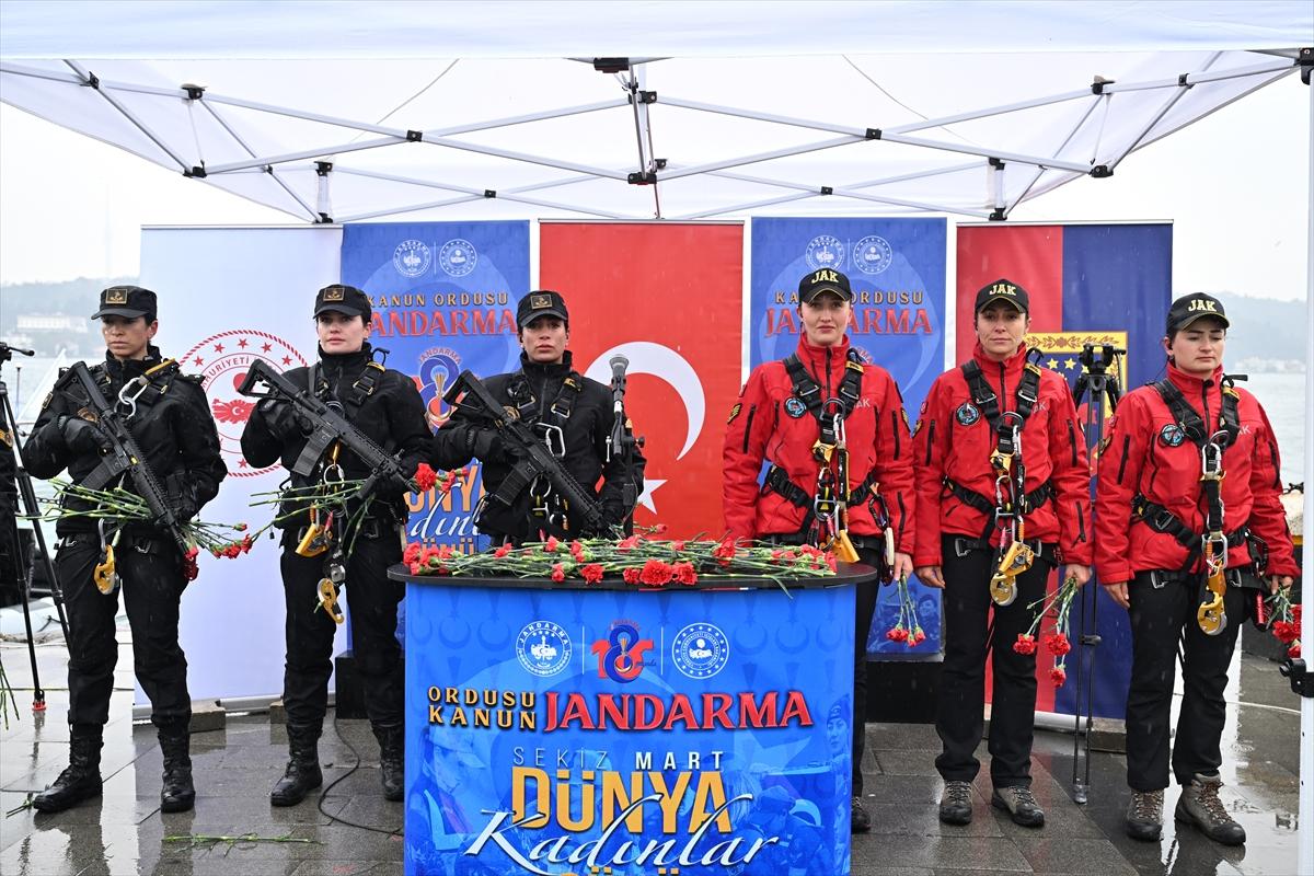 Kadın jandarmaların İstanbul Boğazı'nda 8 Mart gösterisi