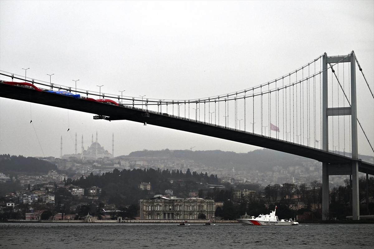 Kadın jandarmaların İstanbul Boğazı'nda 8 Mart gösterisi