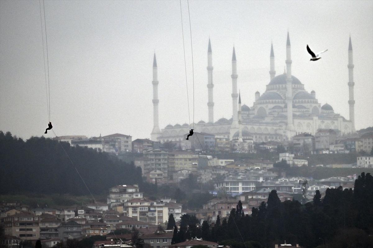 Kadın jandarmaların İstanbul Boğazı'nda 8 Mart gösterisi