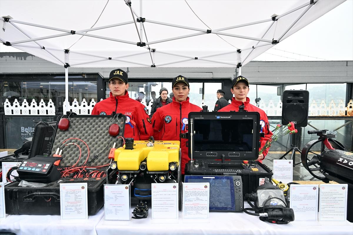 Kadın jandarmaların İstanbul Boğazı'nda 8 Mart gösterisi