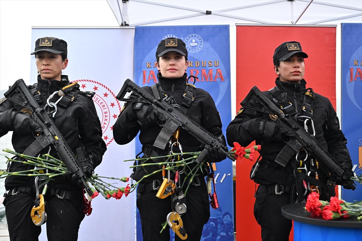 Kadın jandarmaların İstanbul Boğazı'nda 8 Mart gösterisi