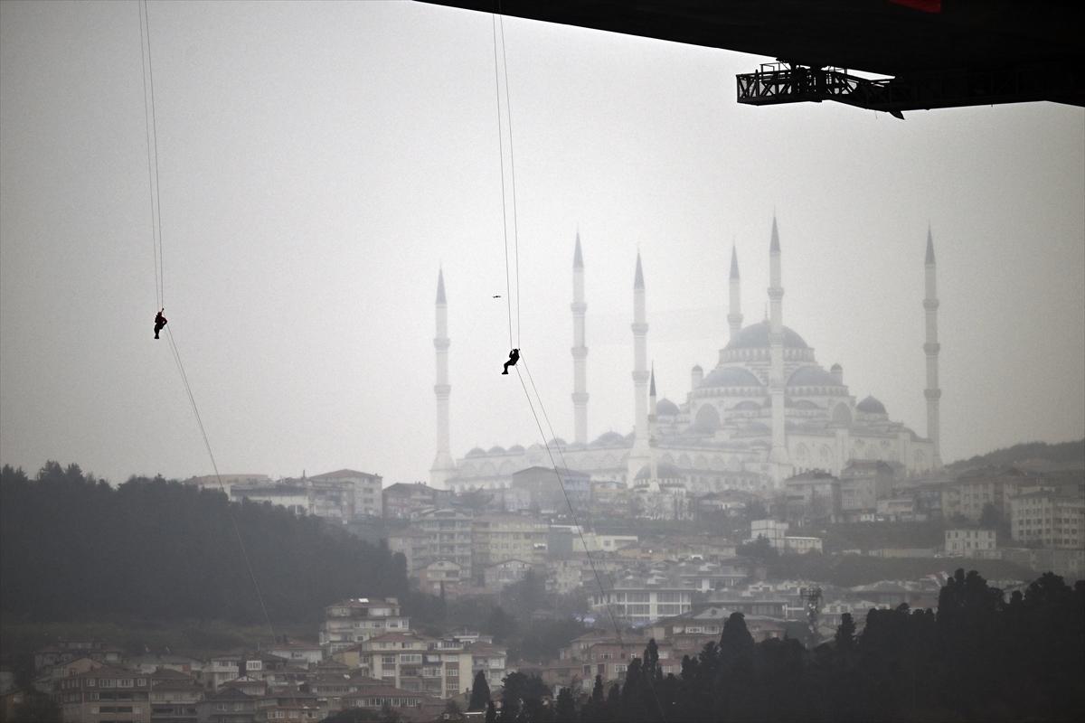 Kadın jandarmaların İstanbul Boğazı'nda 8 Mart gösterisi