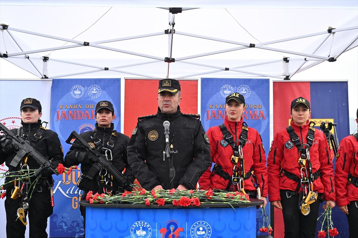 Kadın jandarmaların İstanbul Boğazı'nda 8 Mart gösterisi