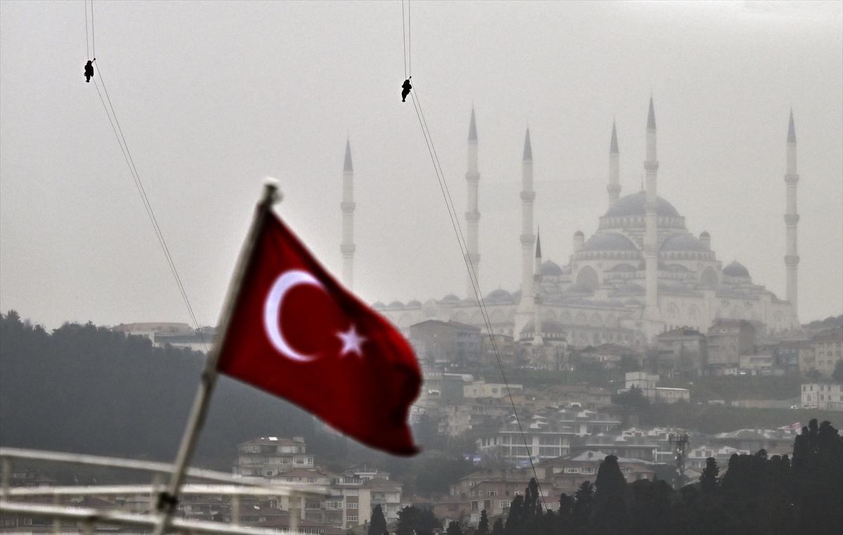 Kadın jandarmaların İstanbul Boğazı'nda 8 Mart gösterisi