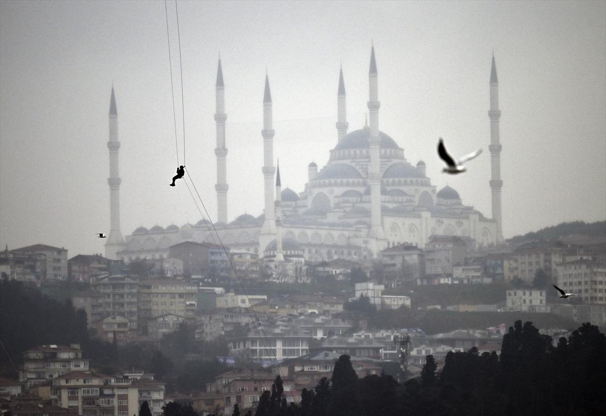 Kadın jandarmaların İstanbul Boğazı'nda 8 Mart gösterisi