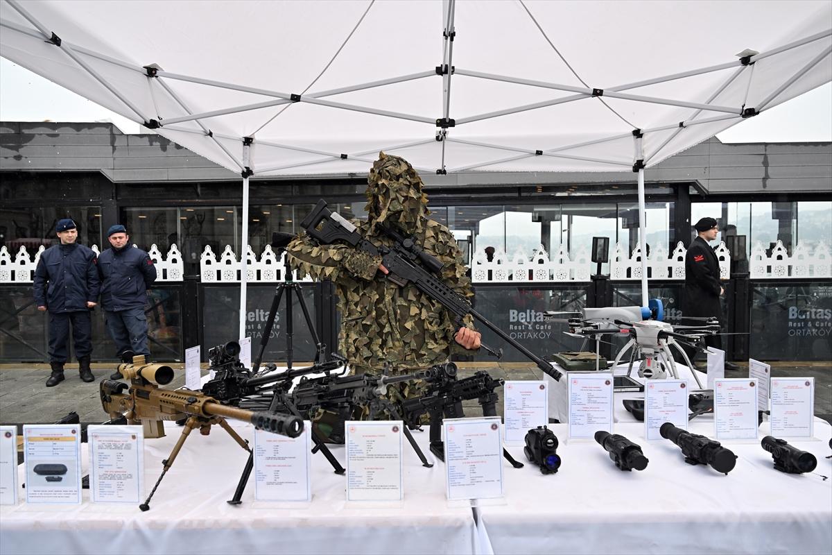 Kadın jandarmaların İstanbul Boğazı'nda 8 Mart gösterisi