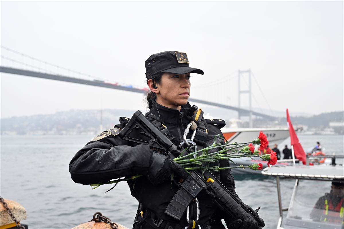 Kadın jandarmaların İstanbul Boğazı'nda 8 Mart gösterisi