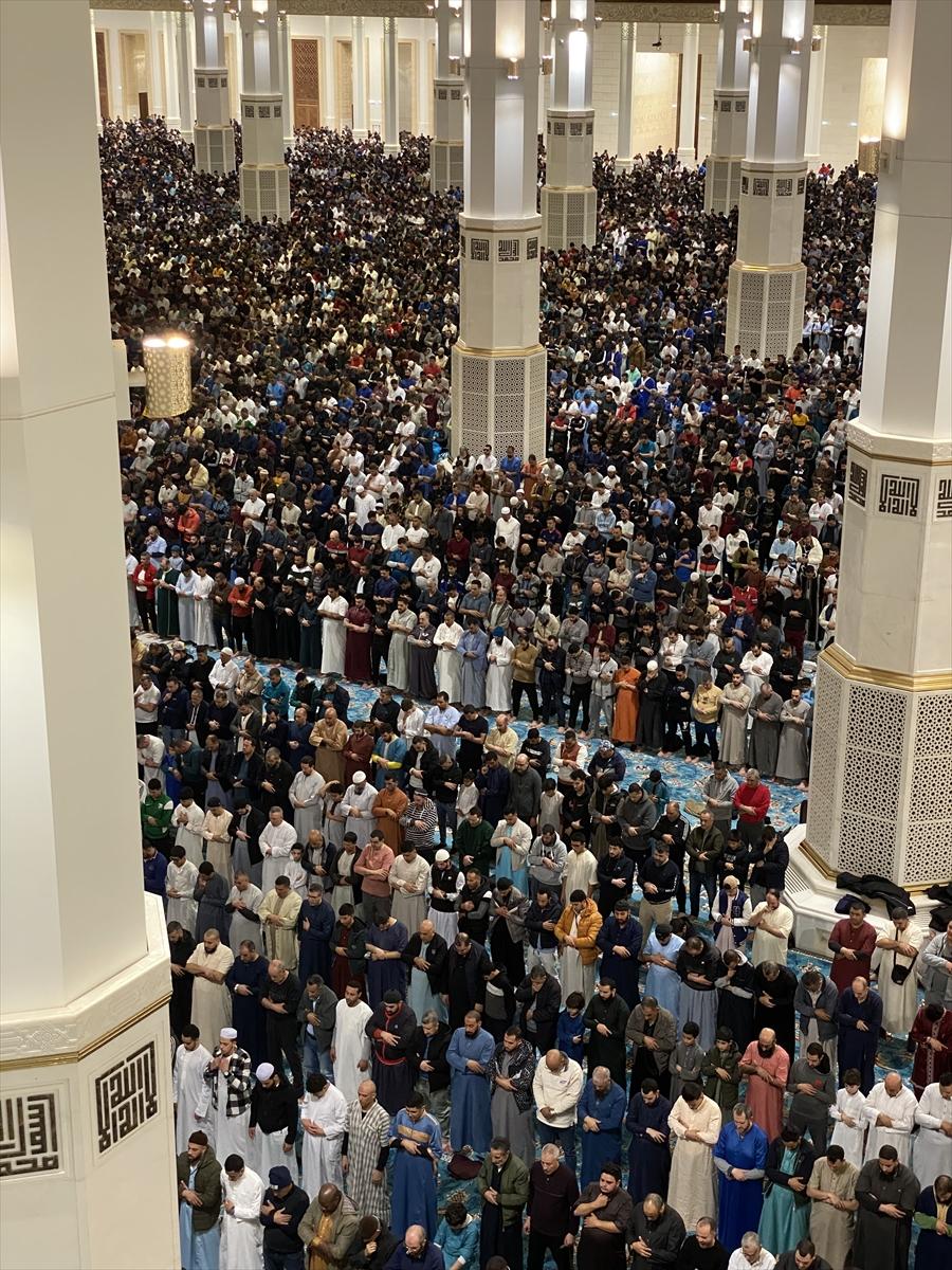 Dünyanın en büyük 3. camisi olan Cezayir Ulu Camii'nde ilk teravih namazı kılındı