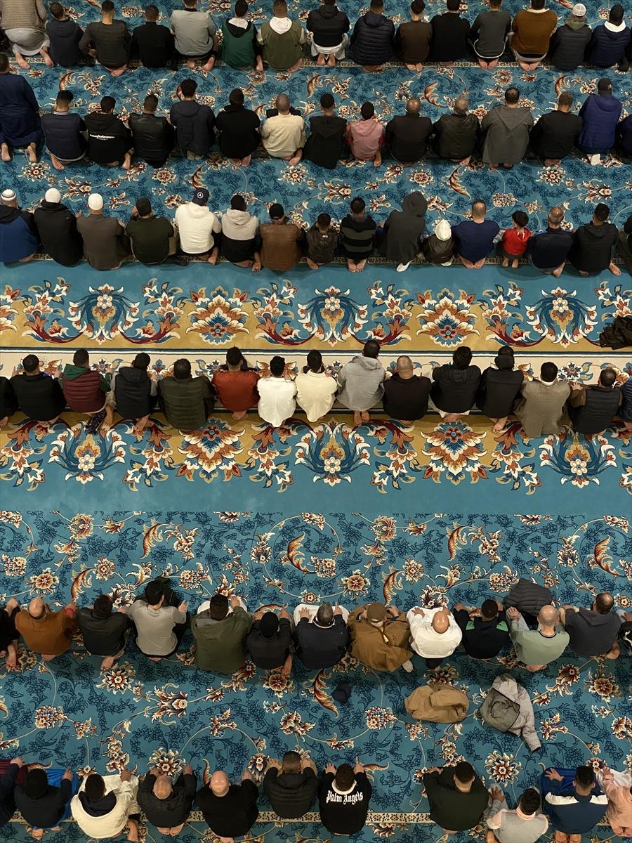 Dünyanın en büyük 3. camisi olan Cezayir Ulu Camii'nde ilk teravih namazı kılındı