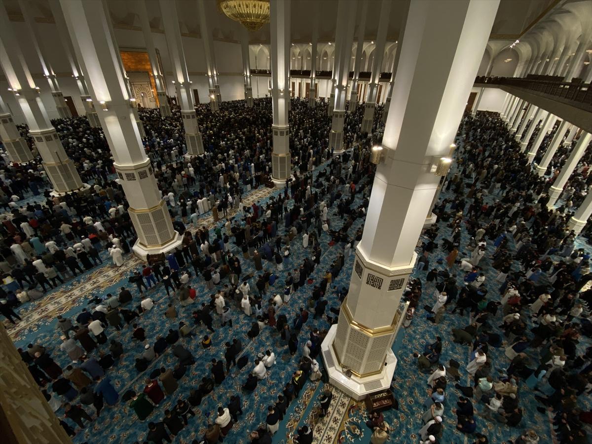 Dünyanın en büyük 3. camisi olan Cezayir Ulu Camii'nde ilk teravih namazı kılındı