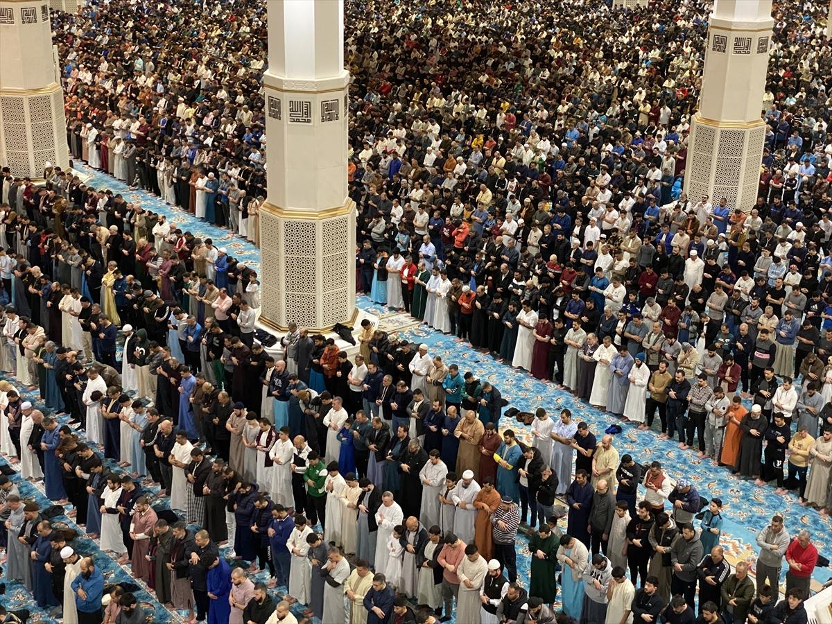 Dünyanın en büyük 3. camisi olan Cezayir Ulu Camii'nde ilk teravih namazı kılındı