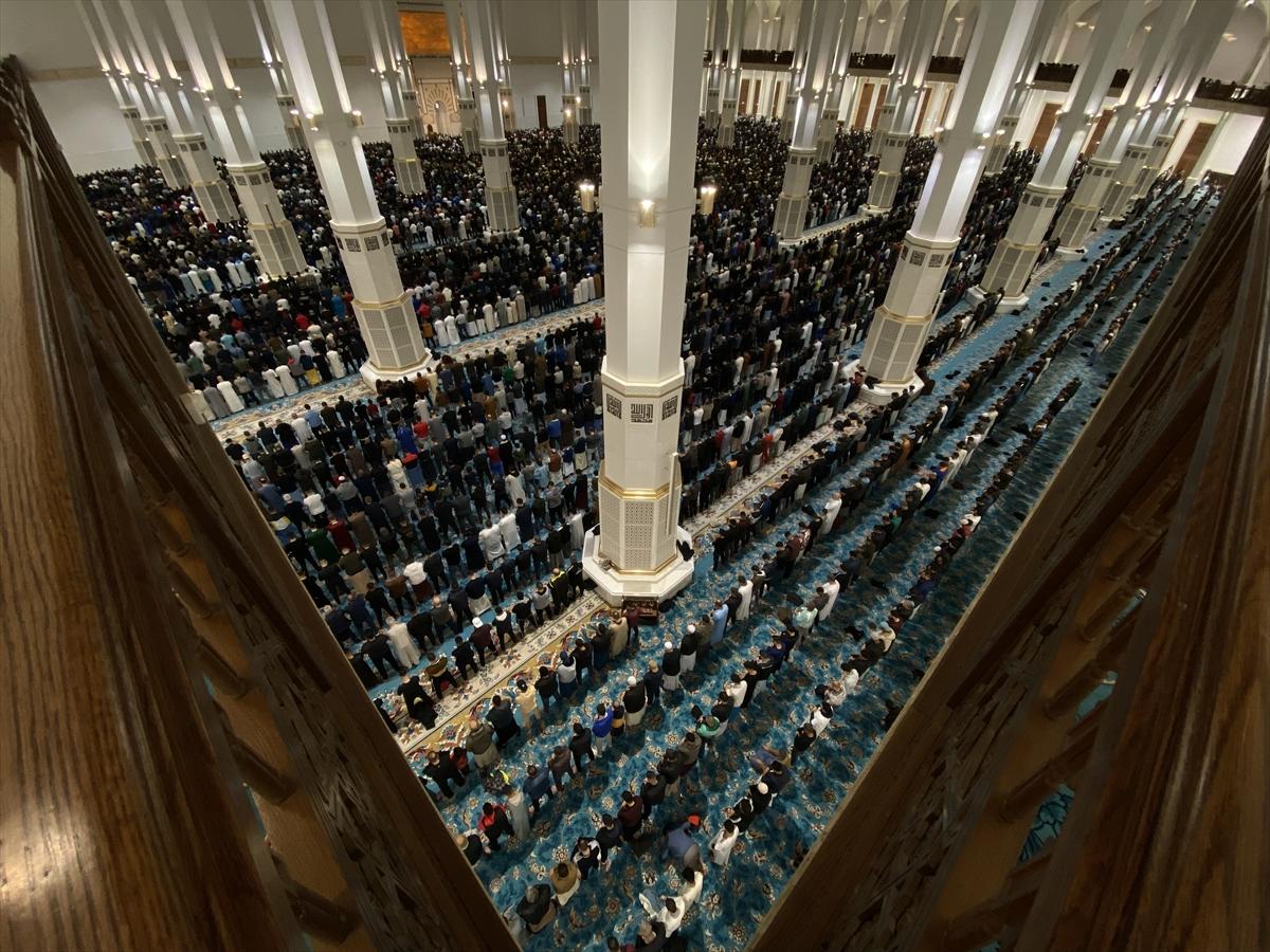 Dünyanın en büyük 3. camisi olan Cezayir Ulu Camii'nde ilk teravih namazı kılındı