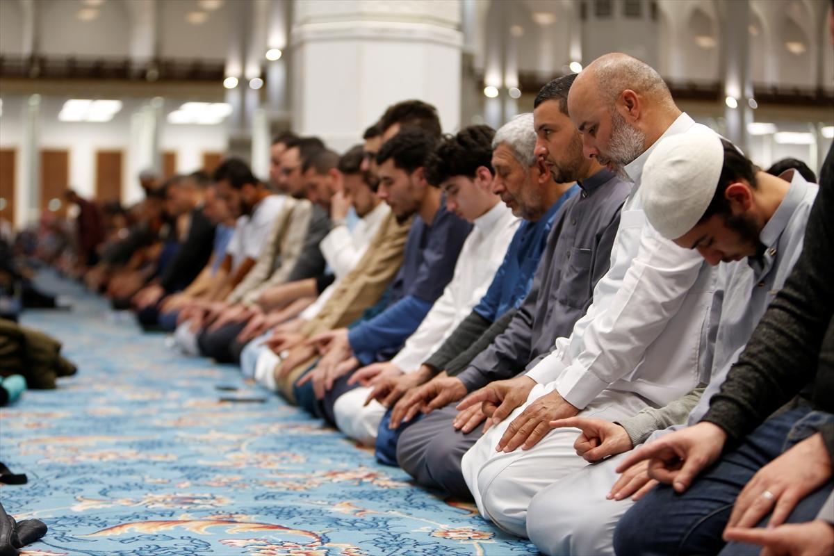 Dünyanın en büyük 3. camisi olan Cezayir Ulu Camii'nde ilk teravih namazı kılındı