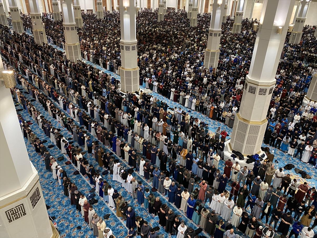 Dünyanın en büyük 3. camisi olan Cezayir Ulu Camii'nde ilk teravih namazı kılındı
