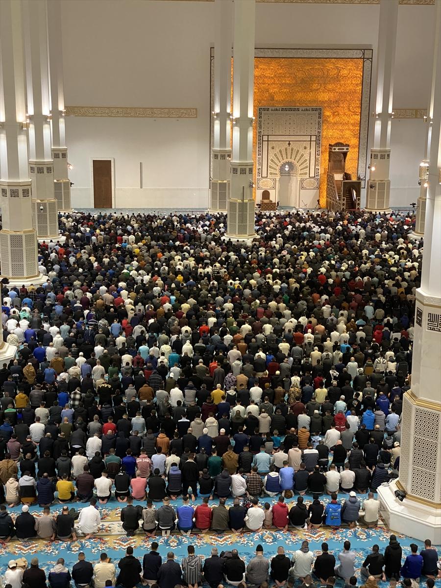 Dünyanın en büyük 3. camisi olan Cezayir Ulu Camii'nde ilk teravih namazı kılındı