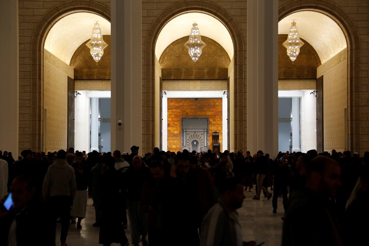 Dünyanın en büyük 3. camisi olan Cezayir Ulu Camii'nde ilk teravih namazı kılındı