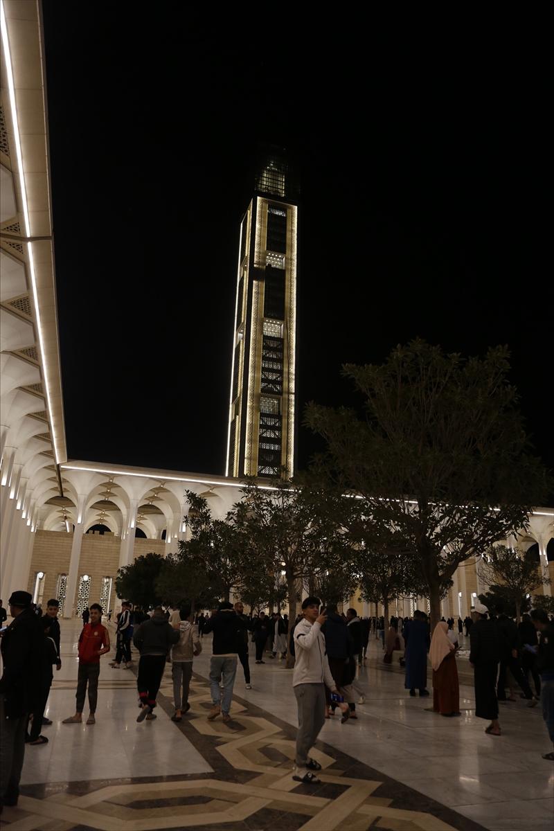 Dünyanın en büyük 3. camisi olan Cezayir Ulu Camii'nde ilk teravih namazı kılındı