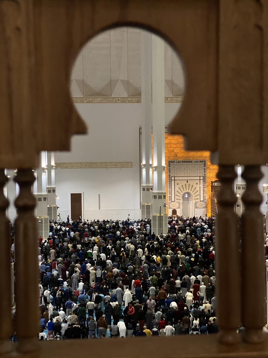 Dünyanın en büyük 3. camisi olan Cezayir Ulu Camii'nde ilk teravih namazı kılındı