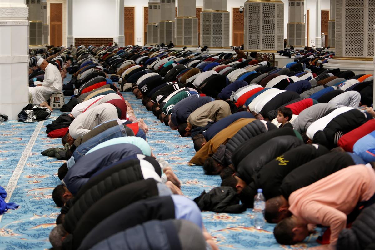 Dünyanın en büyük 3. camisi olan Cezayir Ulu Camii'nde ilk teravih namazı kılındı