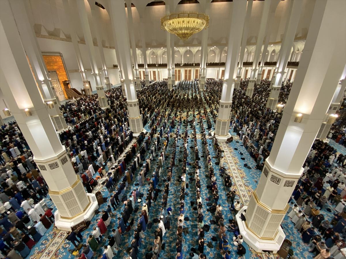 Dünyanın en büyük 3. camisi olan Cezayir Ulu Camii'nde ilk teravih namazı kılındı