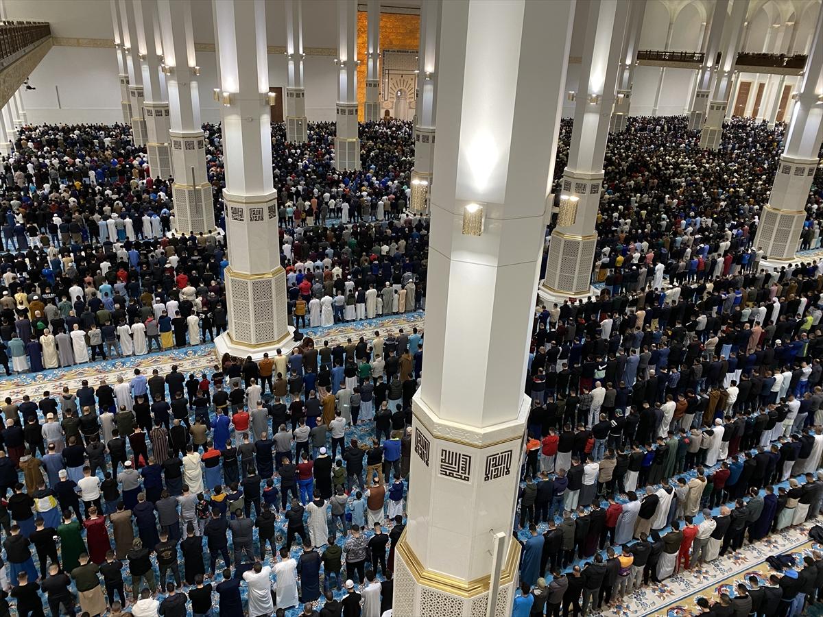 Dünyanın en büyük 3. camisi olan Cezayir Ulu Camii'nde ilk teravih namazı kılındı