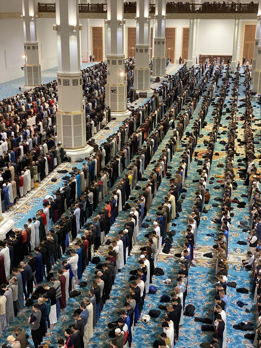 Dünyanın en büyük 3. camisi olan Cezayir Ulu Camii'nde ilk teravih namazı kılındı