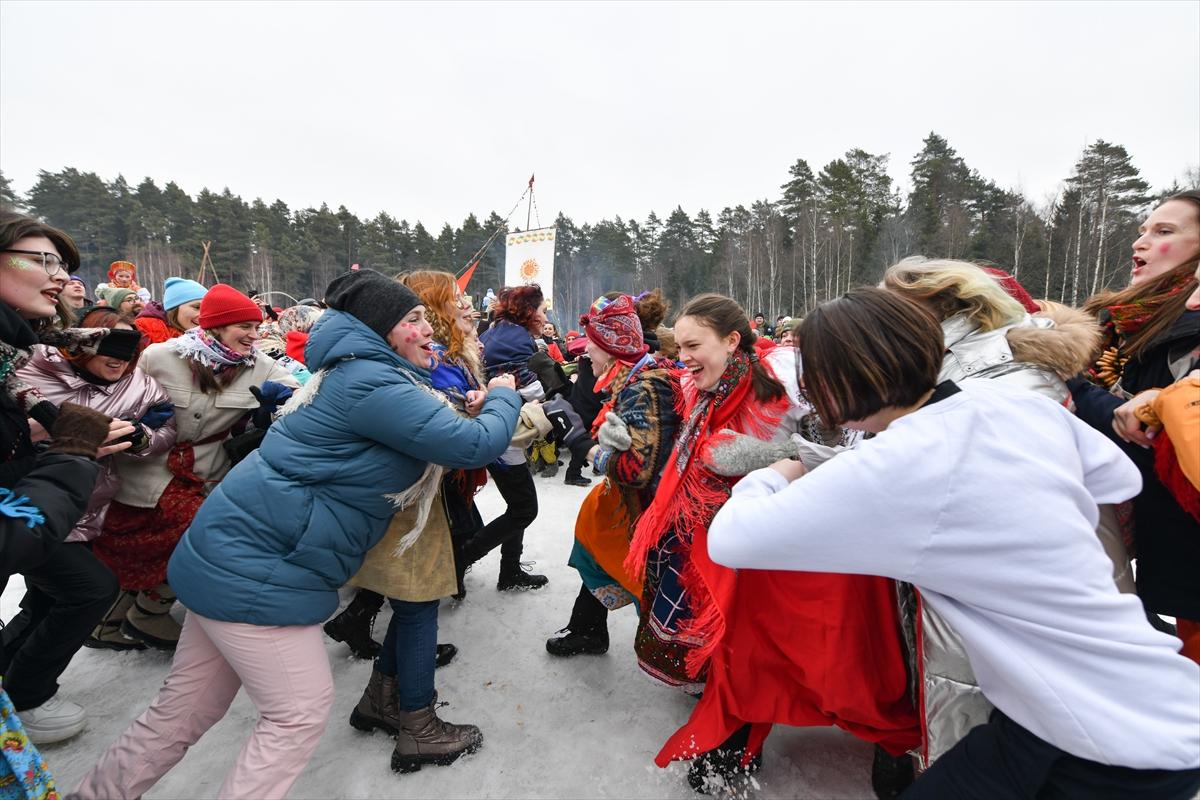 Rusya'da baharın müjdecisi Maslenitsa Festivali