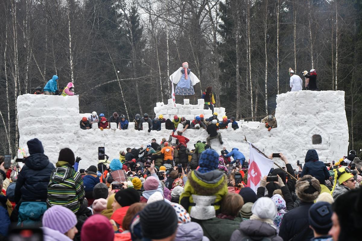 Rusya'da baharın müjdecisi Maslenitsa Festivali