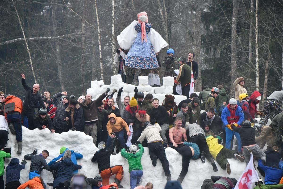 Rusya'da baharın müjdecisi Maslenitsa Festivali