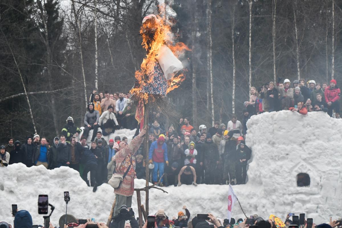 Rusya'da baharın müjdecisi Maslenitsa Festivali