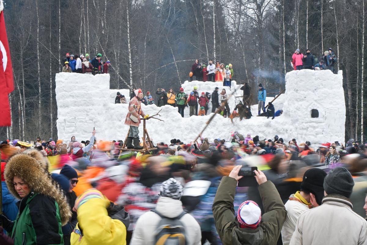Rusya'da baharın müjdecisi Maslenitsa Festivali