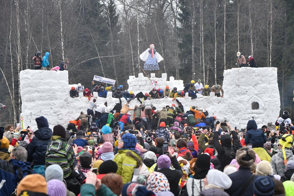 Rusya'da baharın müjdecisi Maslenitsa Festivali