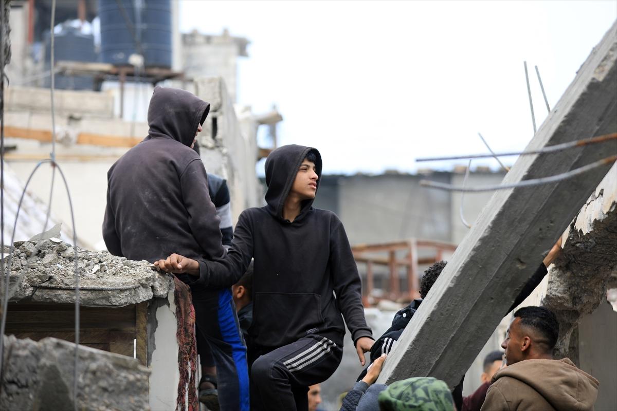 İsrail tüm tepkilere rağmen Gazzelilerin sığındığı Refah'ı vurdu