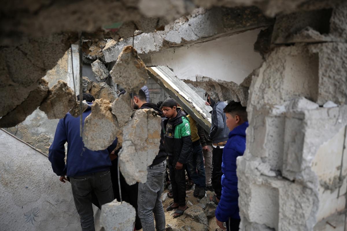 İsrail tüm tepkilere rağmen Gazzelilerin sığındığı Refah'ı vurdu