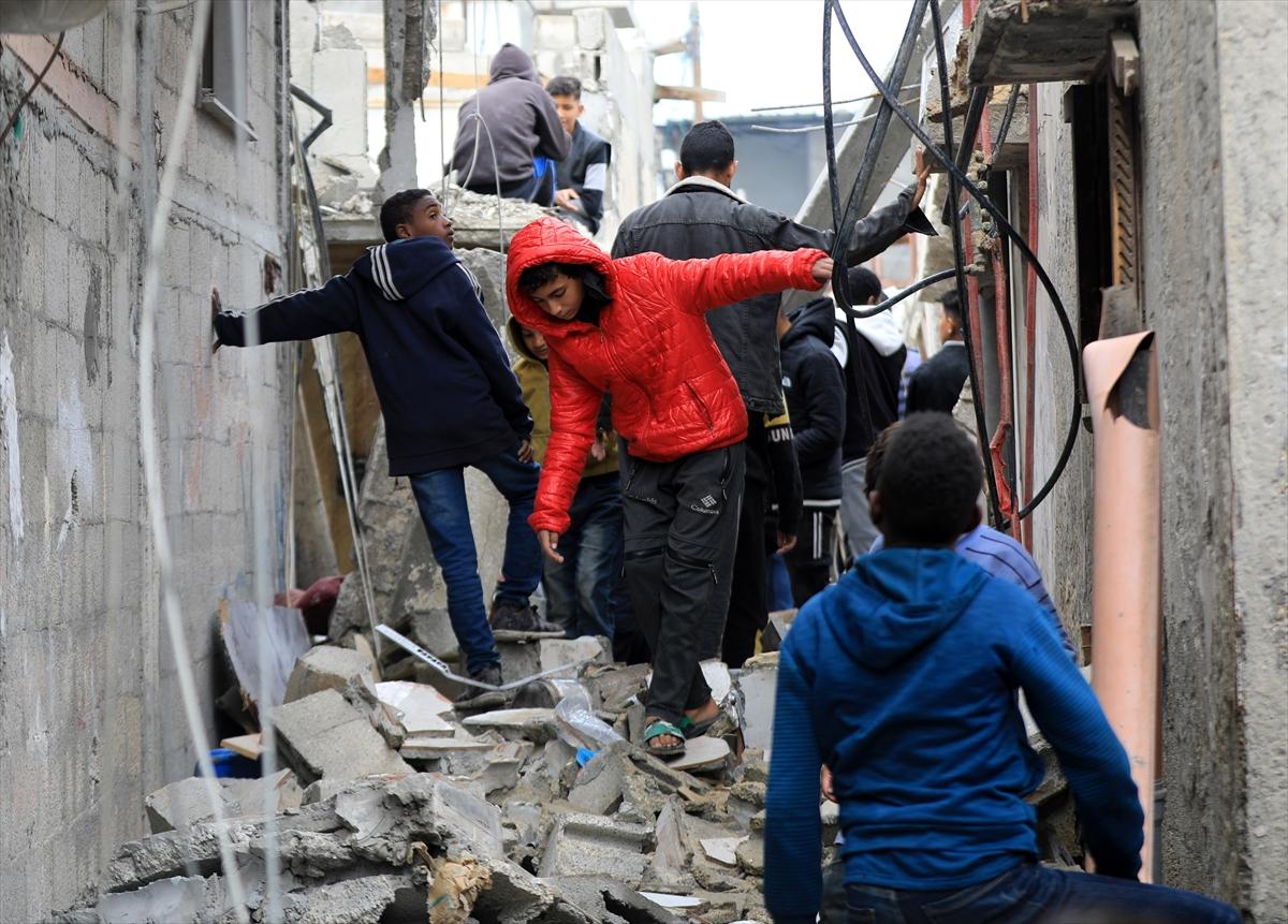 İsrail tüm tepkilere rağmen Gazzelilerin sığındığı Refah'ı vurdu