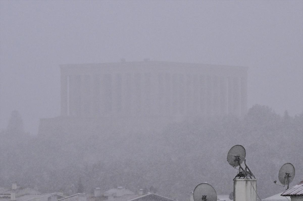 Ankara'ya mart ayında lapa lapa kar yağdı: Beyaza bürünen kentten kareler...