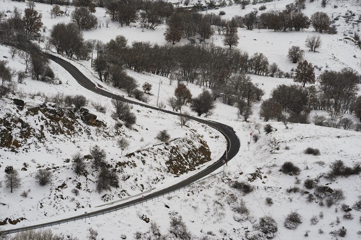 Ankara'ya mart ayında lapa lapa kar yağdı: Beyaza bürünen kentten kareler...