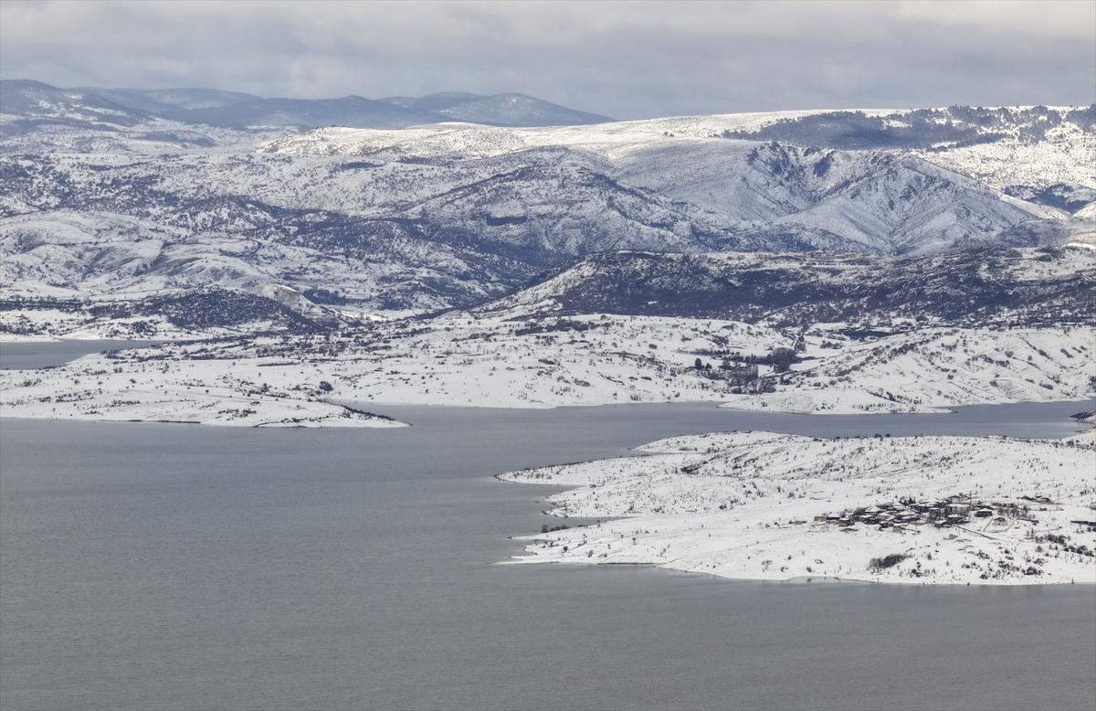 Ankara'ya mart ayında lapa lapa kar yağdı: Beyaza bürünen kentten kareler...
